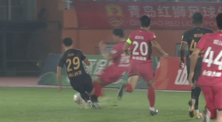 并且向主裁, img